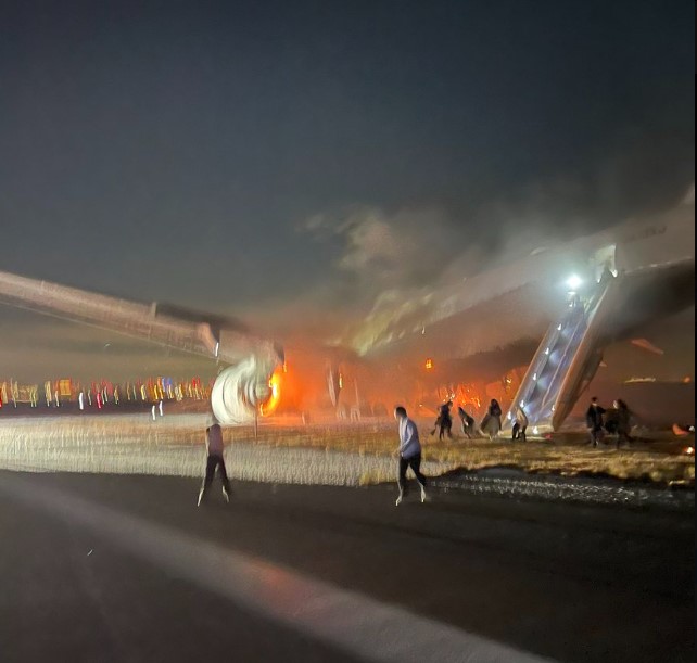 Avião pego fogo no Japão