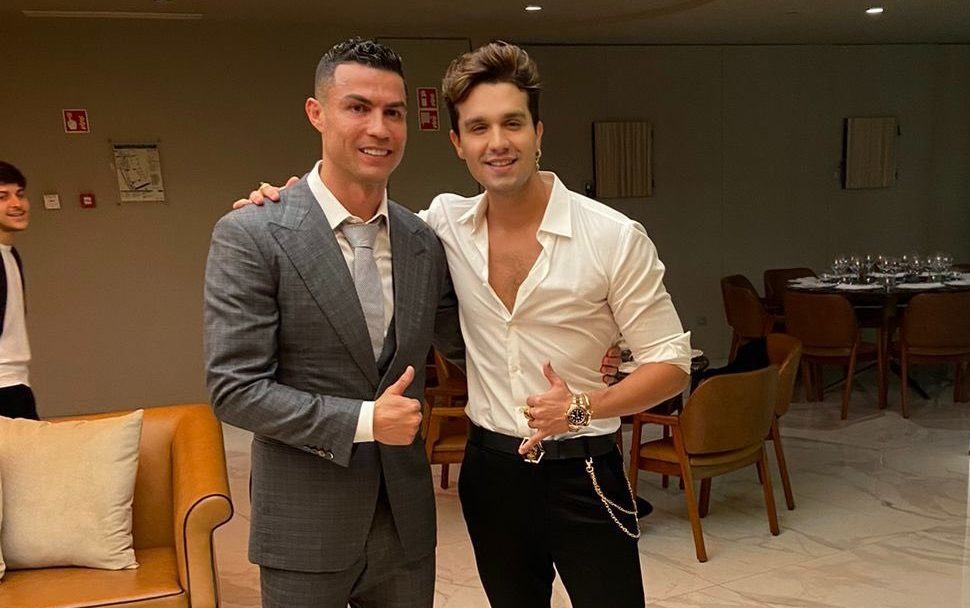 Cristiano Ronaldo presenteia Luan Santana com relógio de luxo