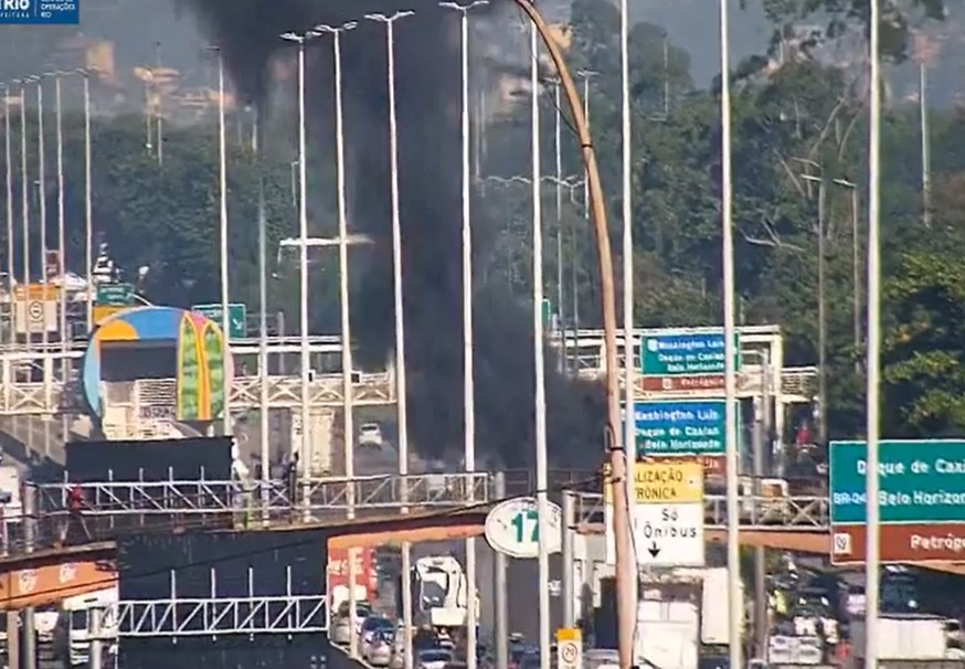 Caminhão pega fogo na Avenida Brasil