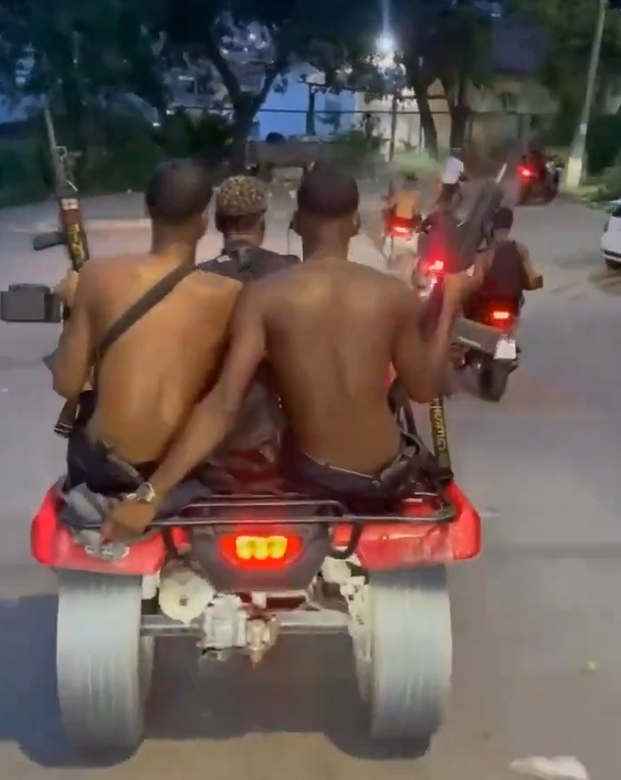 Traficantes armados com fuzis em quadriciclo