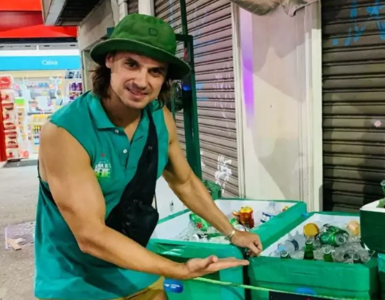 Daniel Erthal atua como ambulante nas ruas de Copacabana