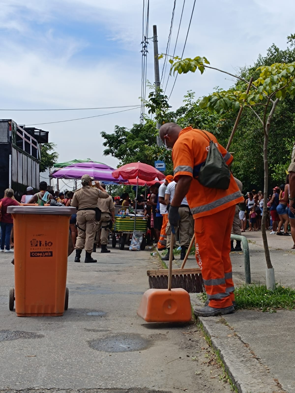 Comlurb fazendo a limpeza das ruas