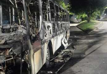 Ônibus é incendiado após enguiçar na Av. Brasil