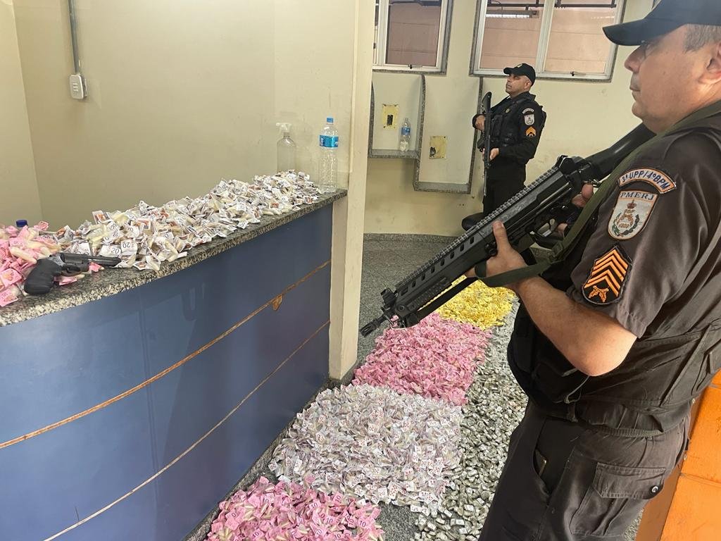 PM apreende arma e drogas em Benfica