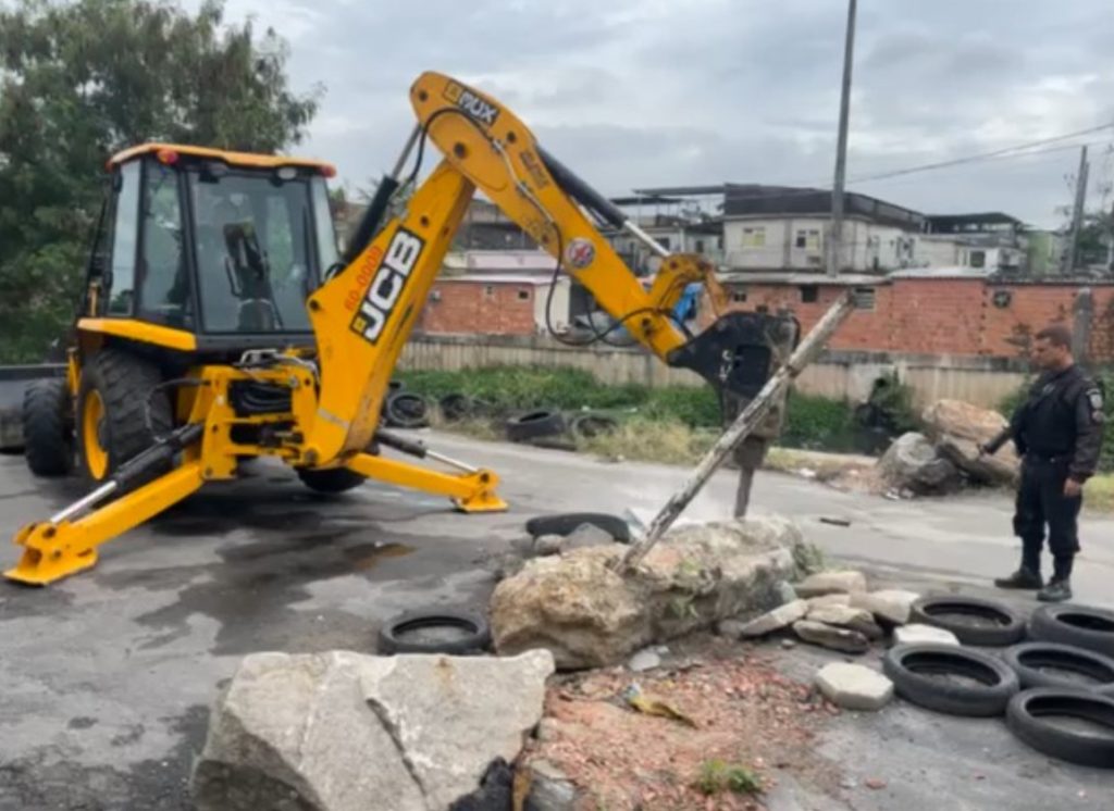 Polícia Militar retira 5 toneladas de barricadas na Cidade de Deus