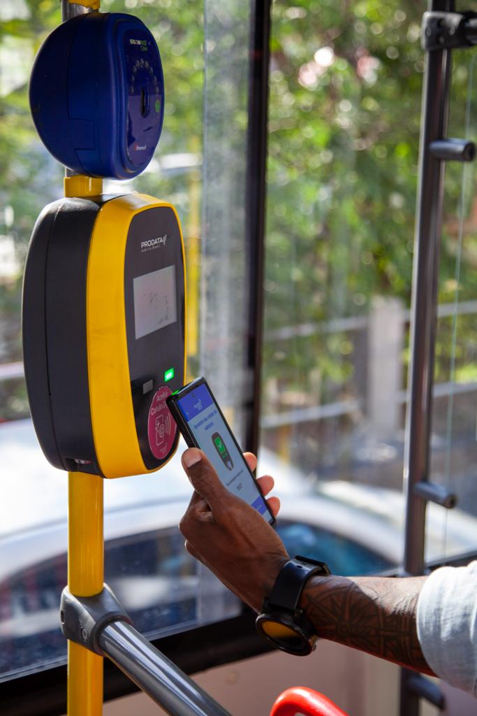 Riocard no celular, mobilidade urbana online no transporte público do Rio de Janeiro. Número de versão digital do cartão Riocard gerados registrou crescimento de 149% em 2023.