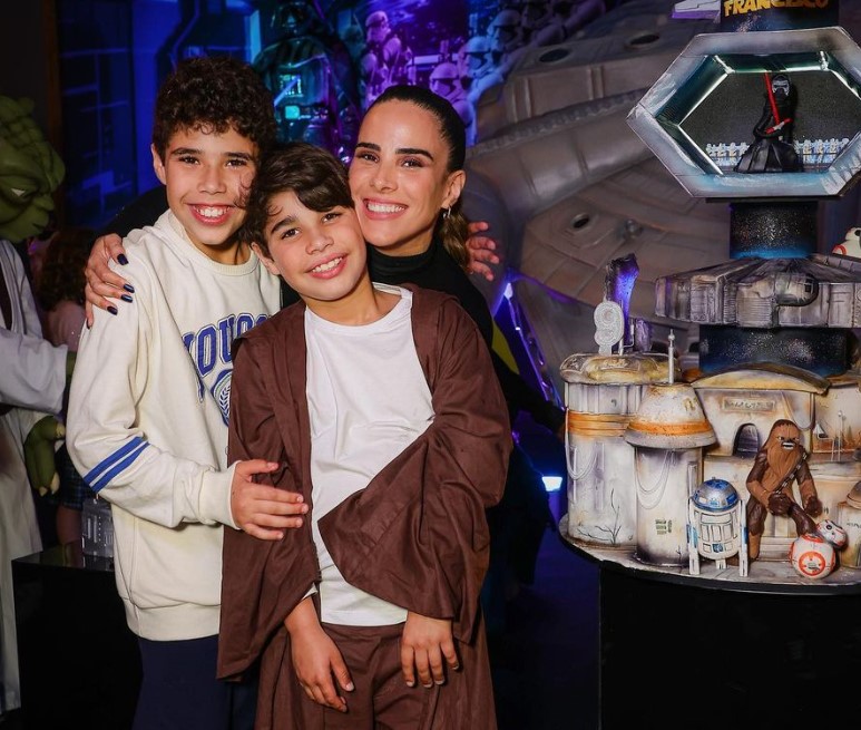 Wanessa Camargo ao lado dos filhos