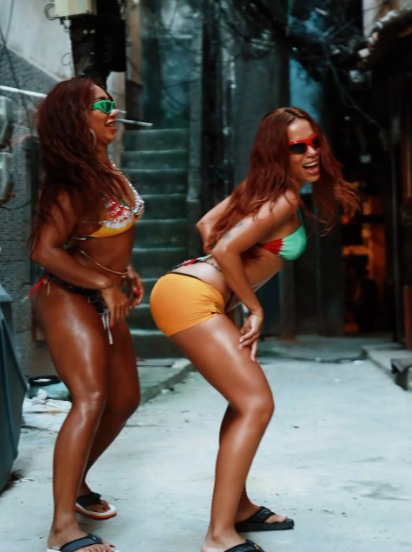 Anitta divulga vídeo de dança do hit 'Joga pra Lua'; cenas foram gravadas na Rocinha (Foto: Divulgação)