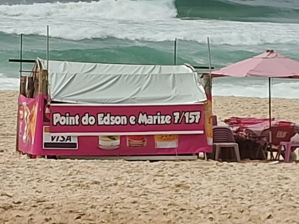 Barraca da família de Edson Davi, de seis anos, que desapareceu na praia da Barra da Tijuca.