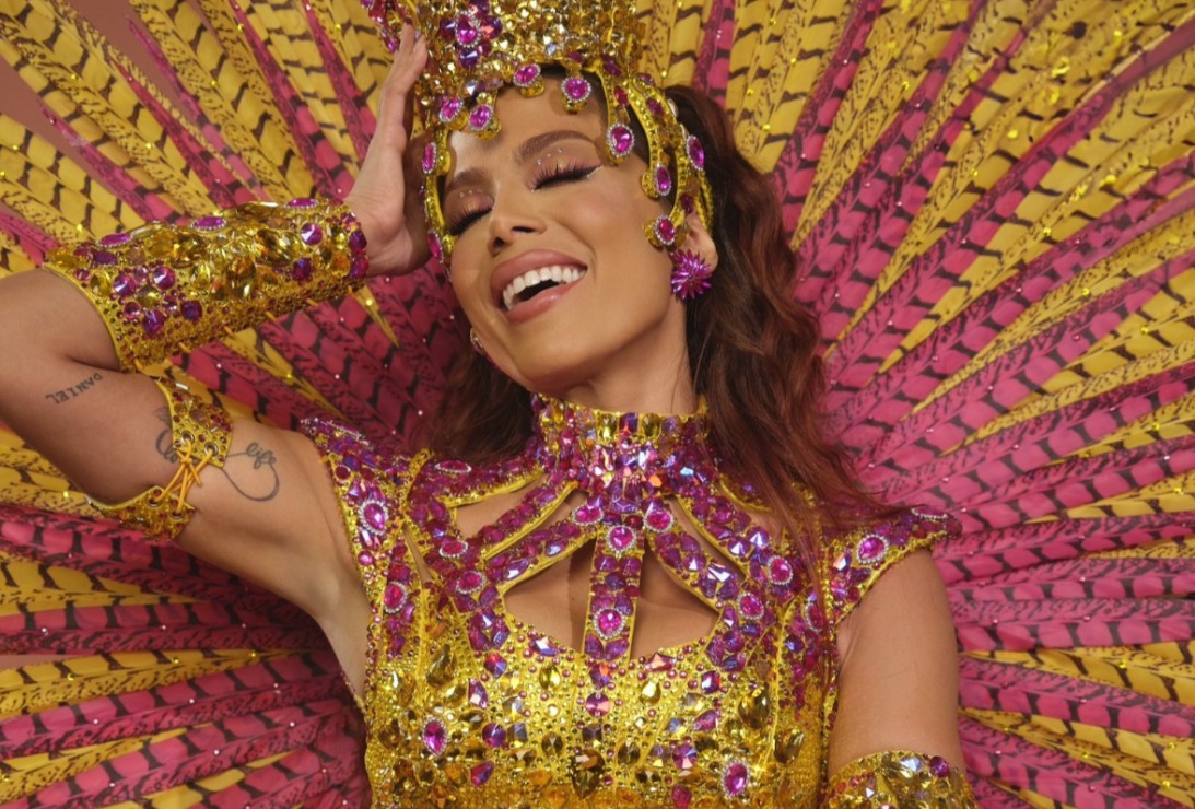 Anitta usa look inspirado em Escola de Samba do Rio para fazer show em Salvador (Foto: Reprodução/ Redes Sociais)