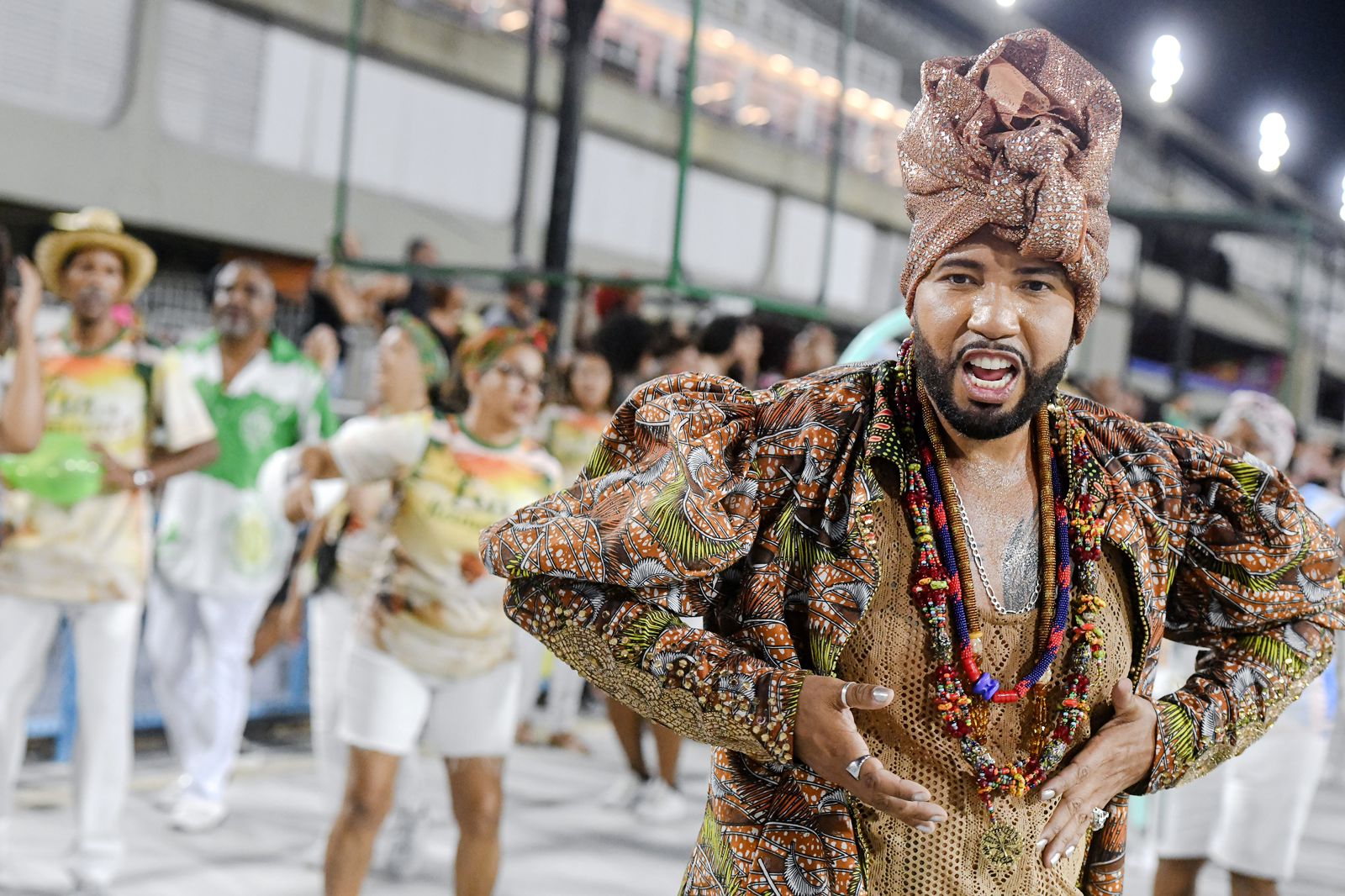 Além da própria roupa, o estilista também assinou o figurino da primeira porta-bandeira da agremiação, Laís Lúcia