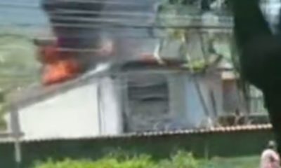 Incêndio atinge casa em condomínio no Anil, na Zona Oeste do Rio (Foto: Reprodução/ Redes Sociais)