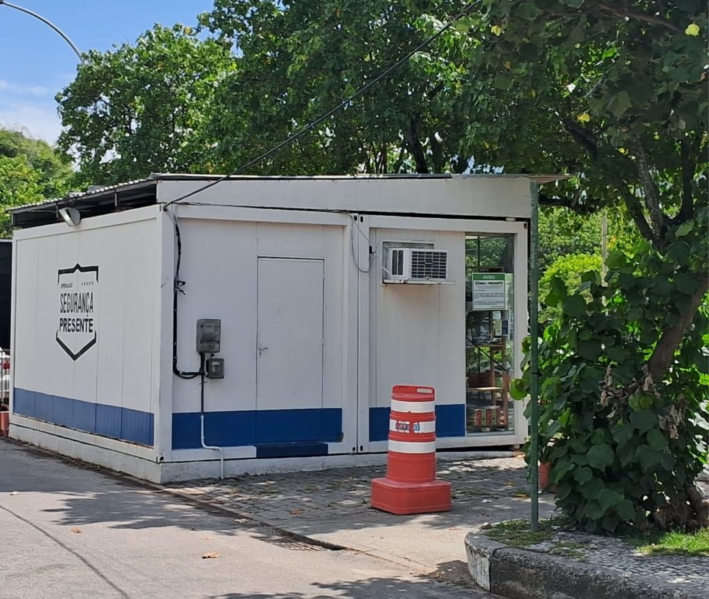 Casal de estudantes é assaltado e agredido por bandidos na praia da Barra da Tijuca