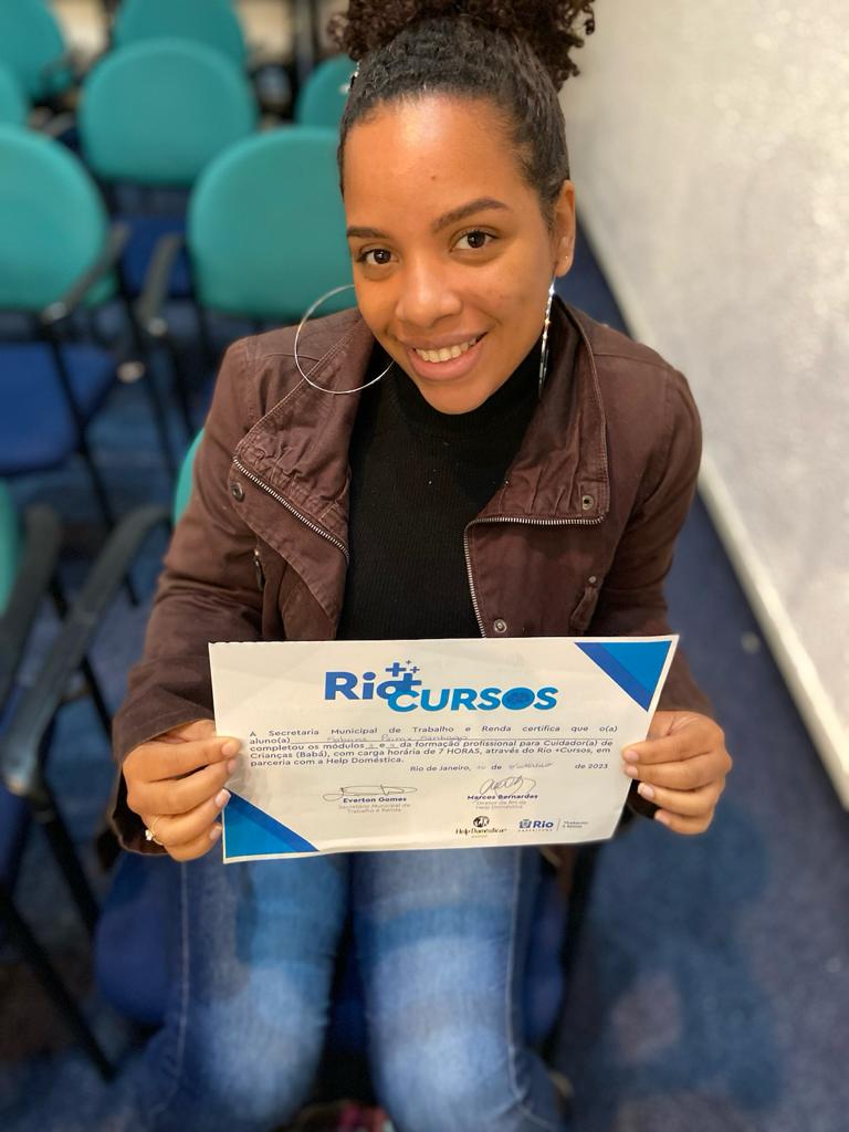 Sabrina Paim, formada como babá pelo Rio +Cursos, exibe seu certificado em setembro de 2023