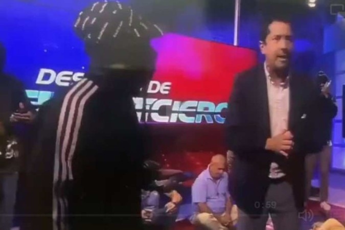 Homens armados invadem estúdio de TV no Equador; assista! (Foto: Reprodução/TC Television Equador)