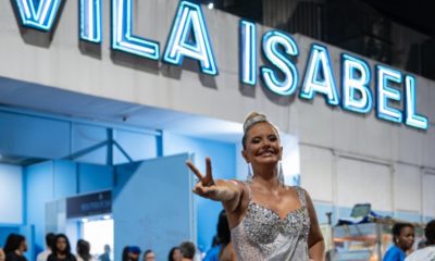 Paula Bergamin, a Vovó Musa da Vila, esbanja sensualidade no 1º ensaio de rua do ano da Agremiação (Foto: Fausto Ferreira/ Palmer Assessoria de Comunicação)