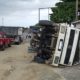 Caminhão tomba e deixa motorista ferido na Avenida Brasil (Foto: Divulgação/ COR)