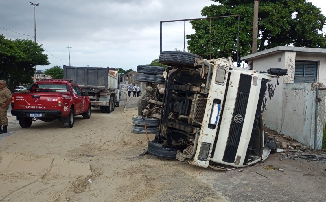 Caminhão tomba e deixa motorista ferido na Avenida Brasil (Foto: Divulgação/ COR)