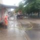 Profissionais da Comlurb trabalhando nesta forte chuva que atinge o Rio de Janeiro