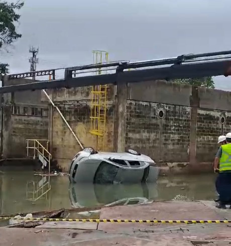 Carro derrubou muro da estação Acari/Fazenda Botafogo