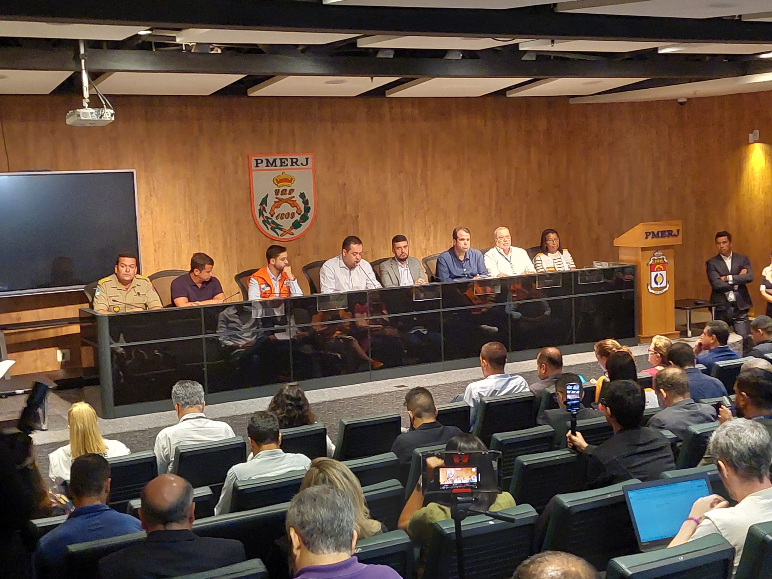 Cláudio Castro em coletiva de imprensa