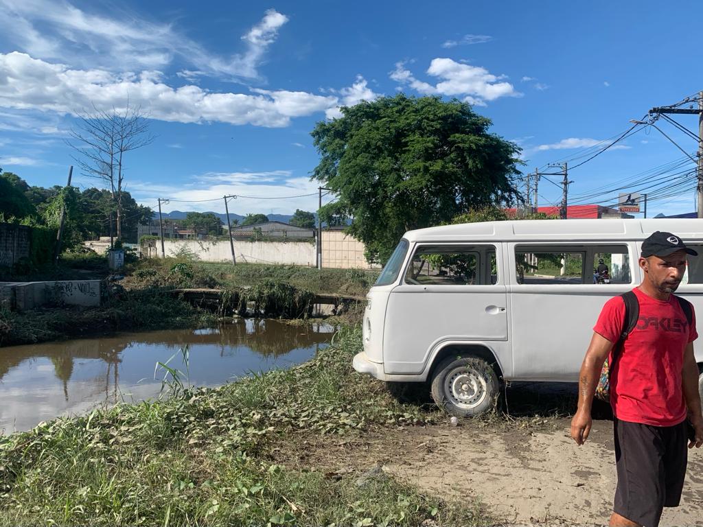 Moradores da Baixada contabilizam perdas após forte temporal do fim de semana (Foto: Camila Moraes/ Super Rádio Tupi)