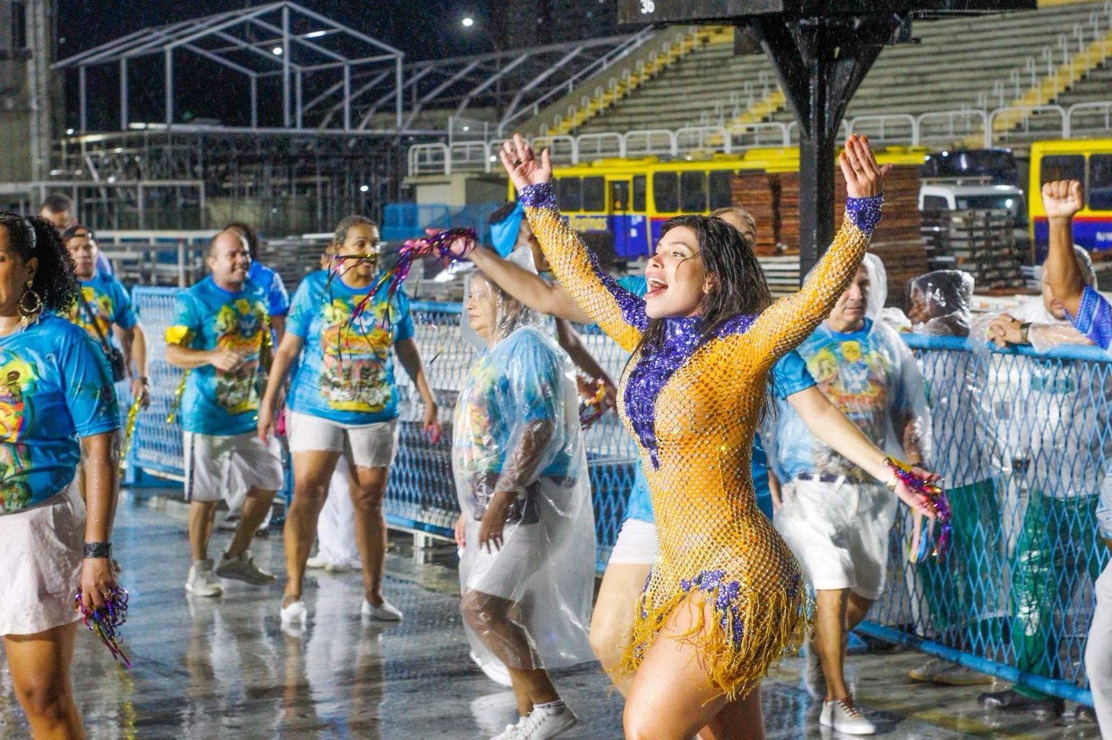 Thay Magalhães ensaia debaixo de chuva na Marquês de Sapucaí (Foto: Gabriel Belmiro/ Divulgação)