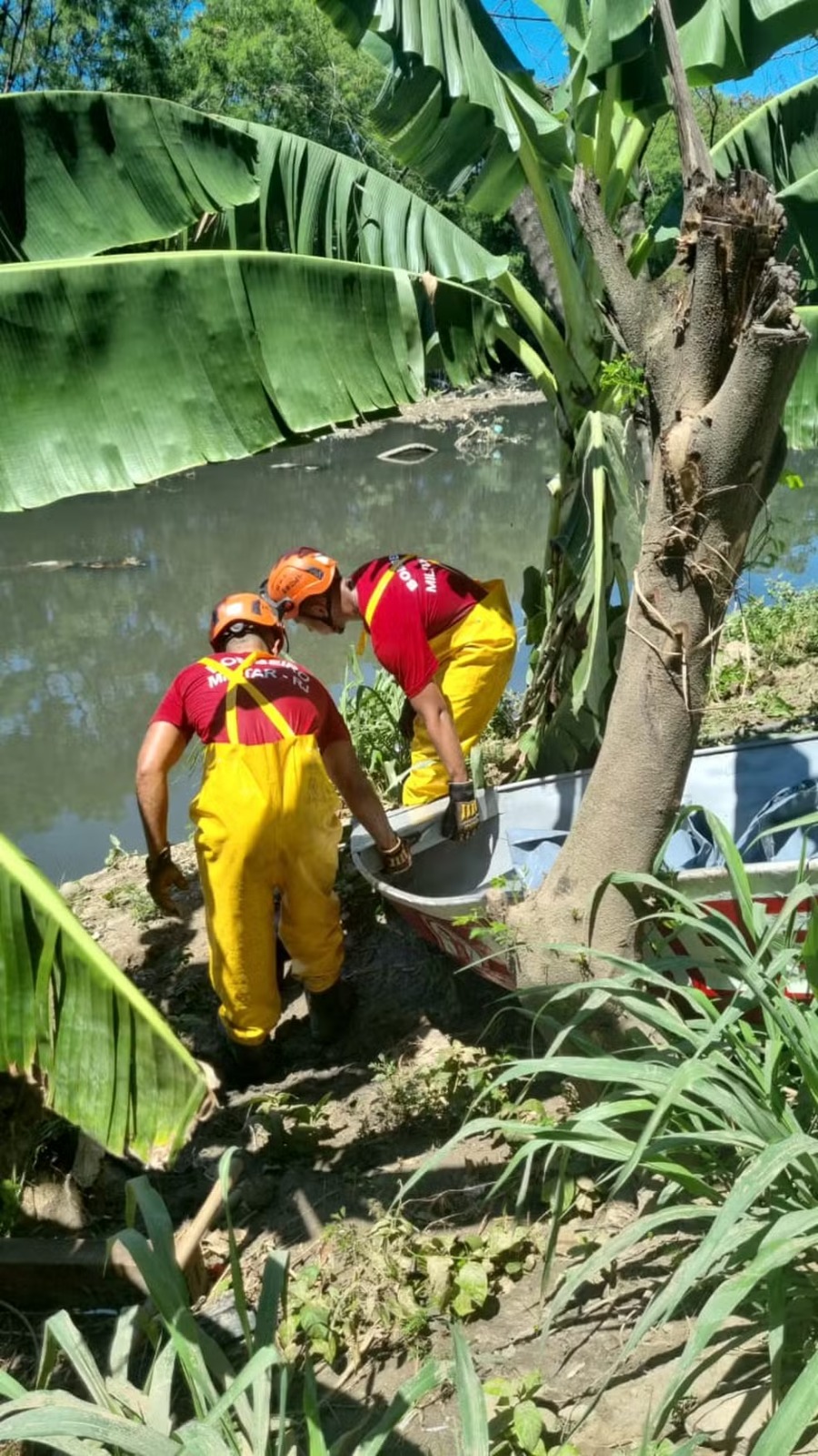 Bombeiros encontram corpo de homem no Rio Acari, na Zona Norte do Rio (Foto: Divulgação)