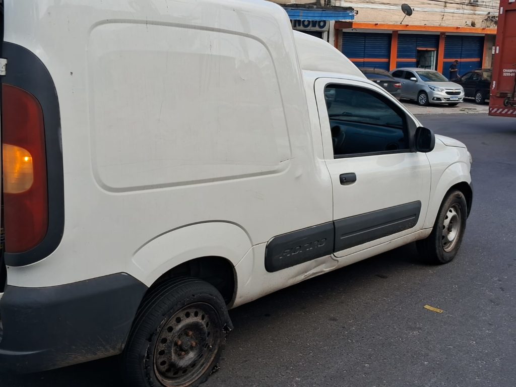 Veículo abandonado com drogas na Rua Leopoldo Bulhões