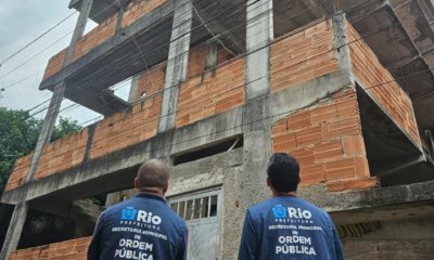 Demolição de prédio irregular em Curicica