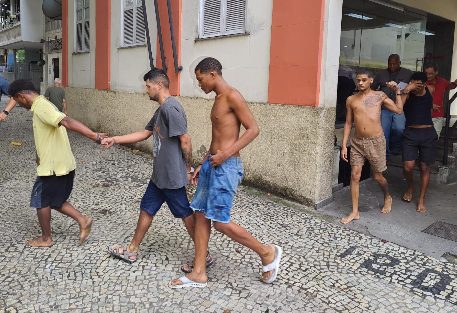Criminosos suspeitos por furtar celulares e cordões durante o bloco são presos