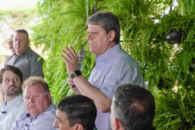 [VÍDEO] Piso cede durante entrevista do governador Tarcísio de Freitas em São Paulo (Foto: Divulgação)