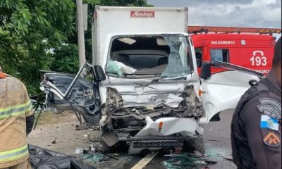 Motorista morre após batida entre caminhões na Avenida Brasil (Foto: Reprodução)