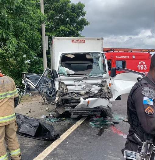 Motorista morre após batida entre caminhões na Avenida Brasil (Foto: Reprodução)