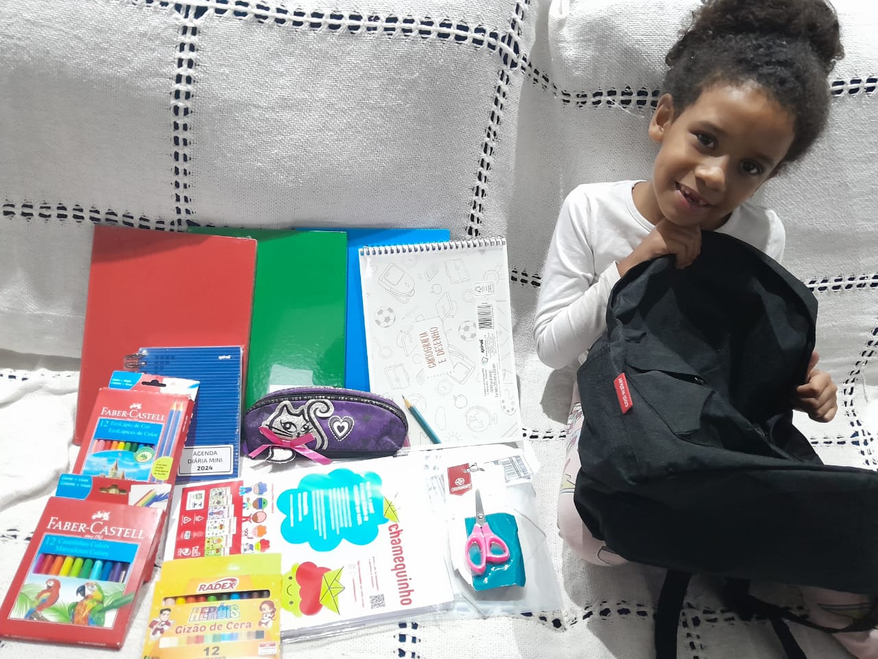 Crianças e adolescentes em tratamento contra o câncer ganham material escolar em ação do INCAvoluntário