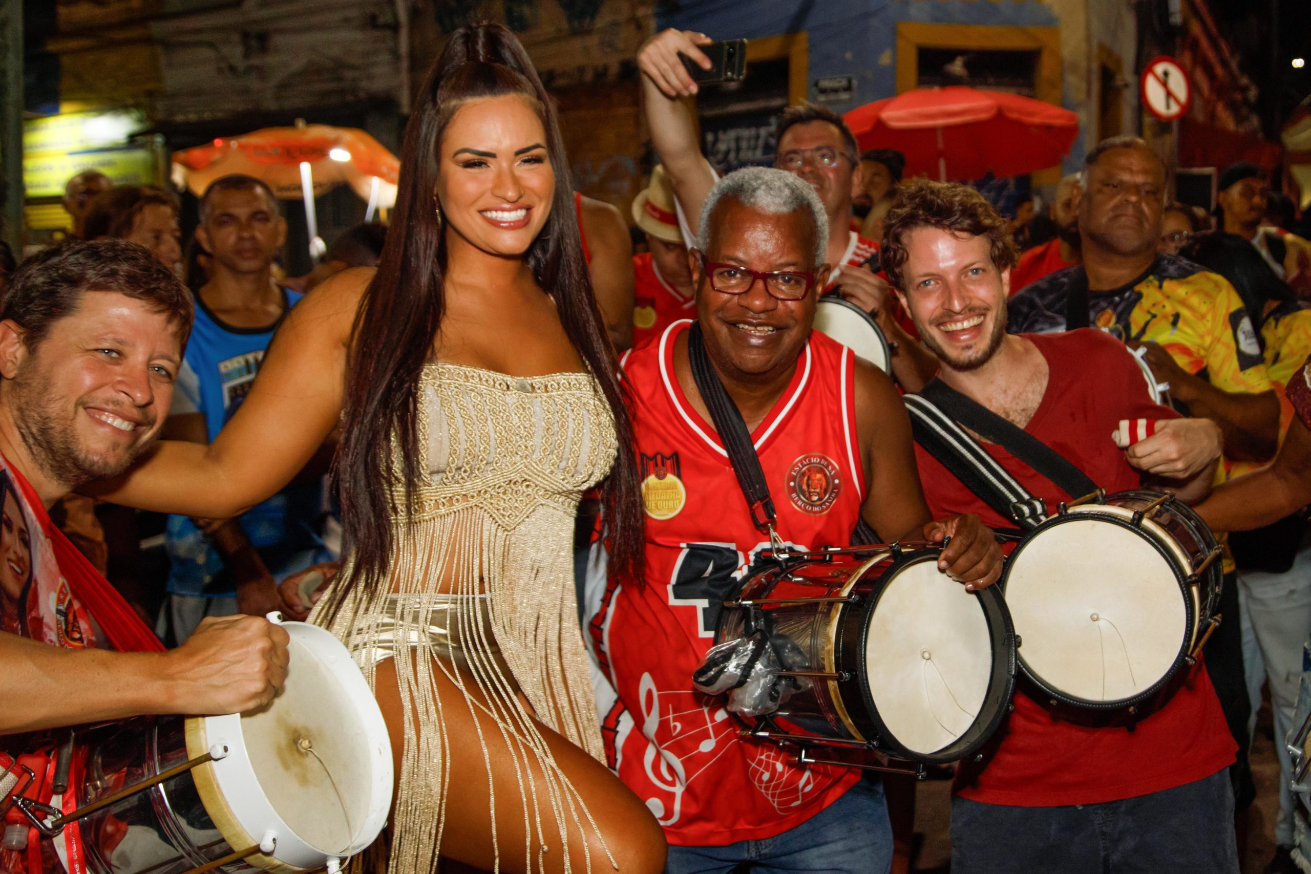 Nathalia Hino causou frisson ao surgir ousada em noite de ensaio de rua (Foto: Cris Cândido/ Palmer Assessoria de Comunicação)