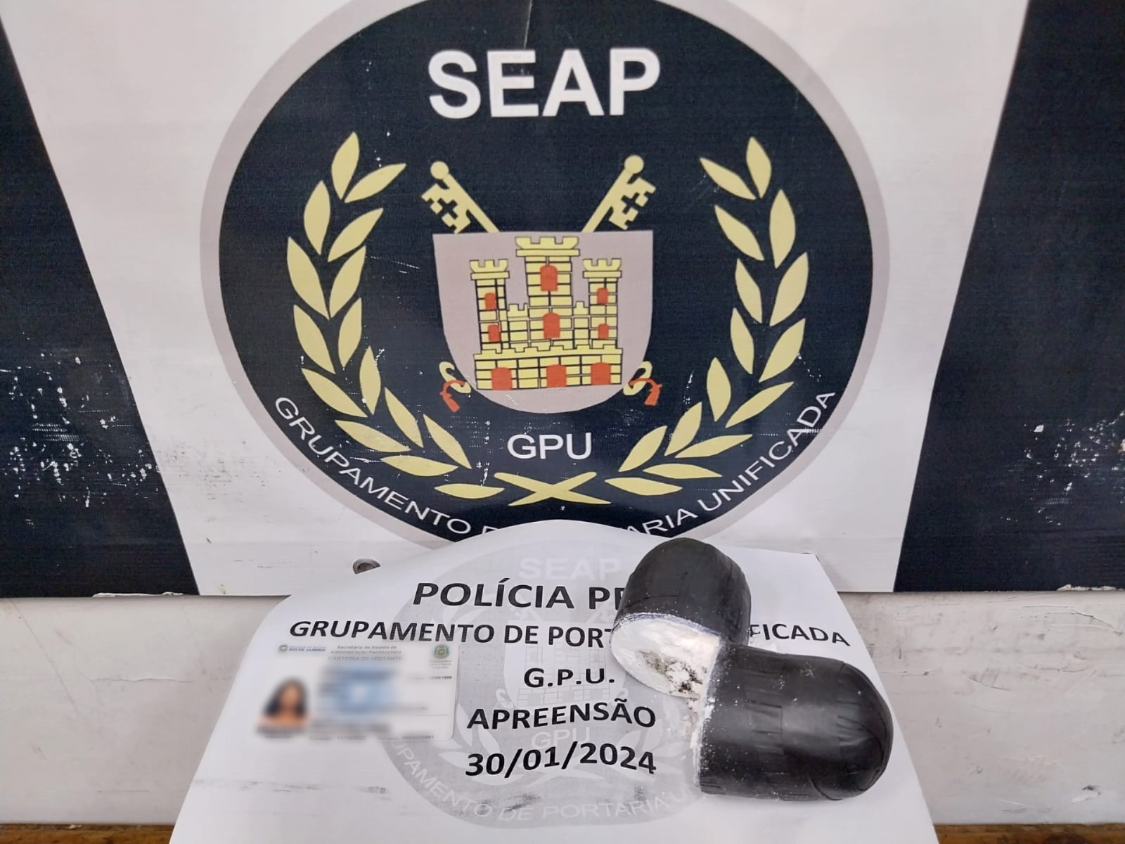 Primeira foi flagrada com 269 gramas de pasta verde e pó branco e a segunda com outro invólucro contendo 255 gramas de pó branco e erva picada