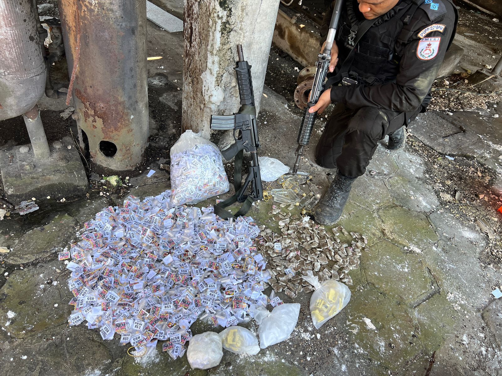 Polícia Militar interdita refinaria de drogas em Manguinhos