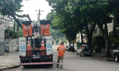 Agentes da Light na Rua Espumas, no Jardim Guanabara, na Ilha do Governador