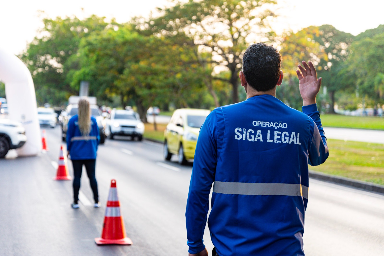Agente durante fiscalização do Detran no Rio de Janeiro