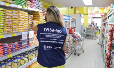 Agente do Instituto de Vigilância Sanitária do Rio em fiscalização (Foto: REPRODUÇÃO)