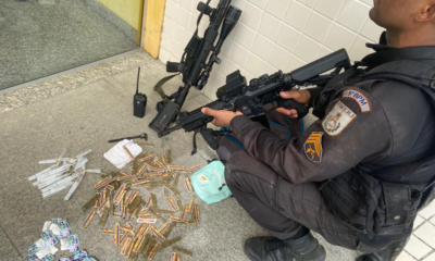 fuzil e drogas apreendidos na operação da PM no Fubá e na comunidade em Campinho