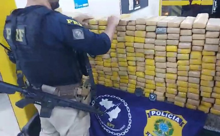 Polícia Rodoviária Federal apreende 350kg de maconha após perseguição na Dutra