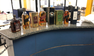 Policiais conseguiram recuperar oito garrafas de whisky roubadas da residência (Foto: Divulgação)
