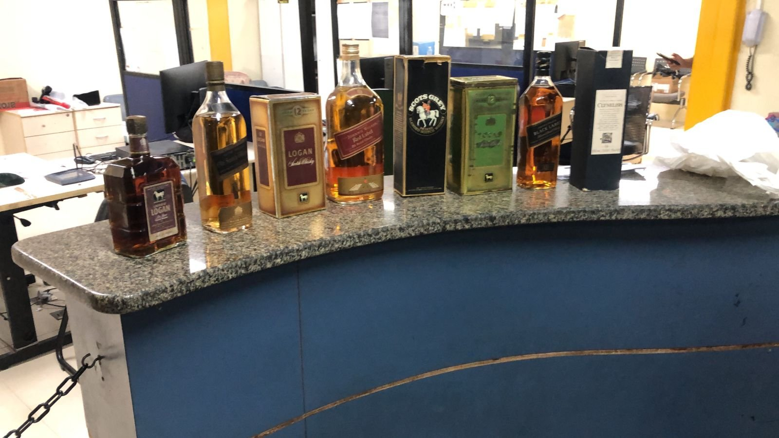 Policiais conseguiram recuperar oito garrafas de whisky roubadas da residência (Foto: Divulgação)