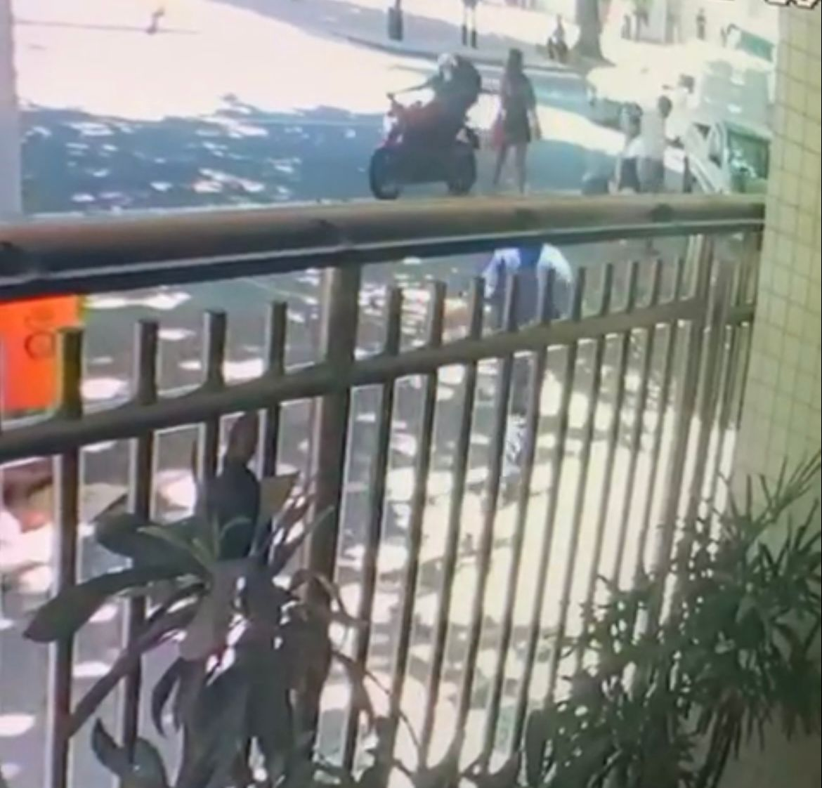 André Pereira Marques, de 27 anos, e Vitor Figueiredo Cardoso, de 19, haviam acabado de roubar o celular de uma mulher na Rua Visconde de Pirajá