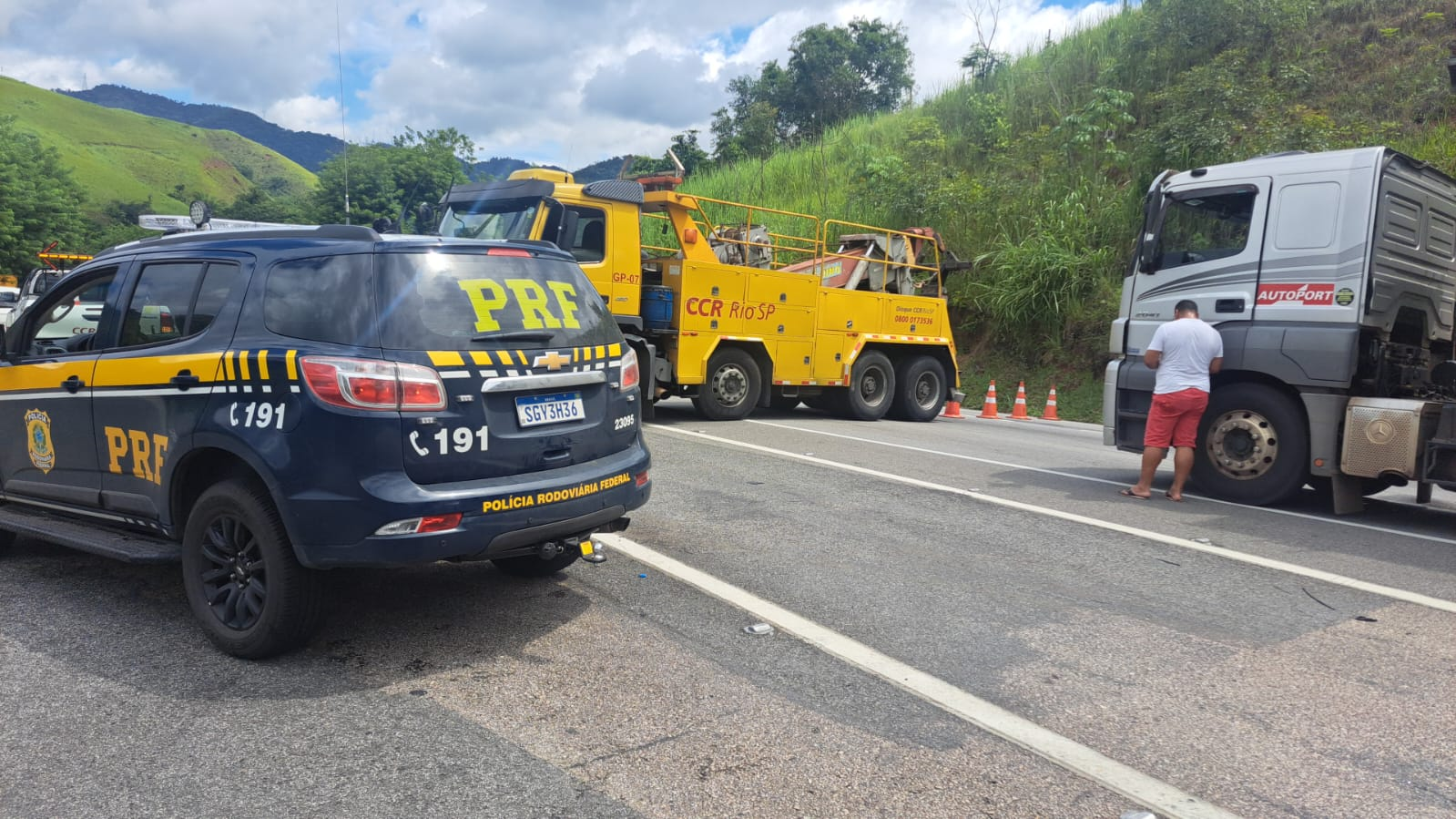Por conta da ocorrência, o tráfego de veículos foi bloqueado do KM 223 ao KM 228. A pista de descida da Serra das Araras opera no sistema Pare e Siga.