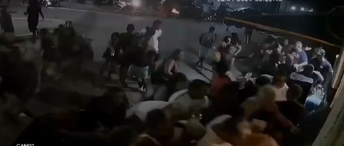 Correria generalizada de foliões durante ataque a tiros em Búzios (Foto: Reprodução)