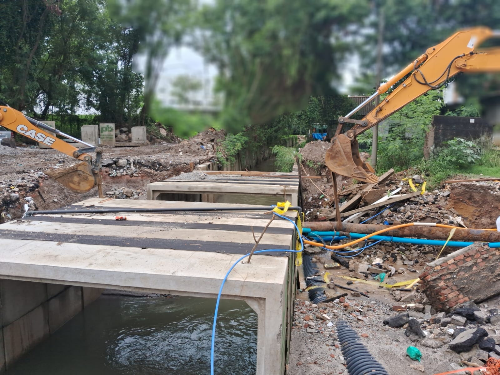 vazamento de tubulação provoca redução no abastecimento de água na Zona Oeste