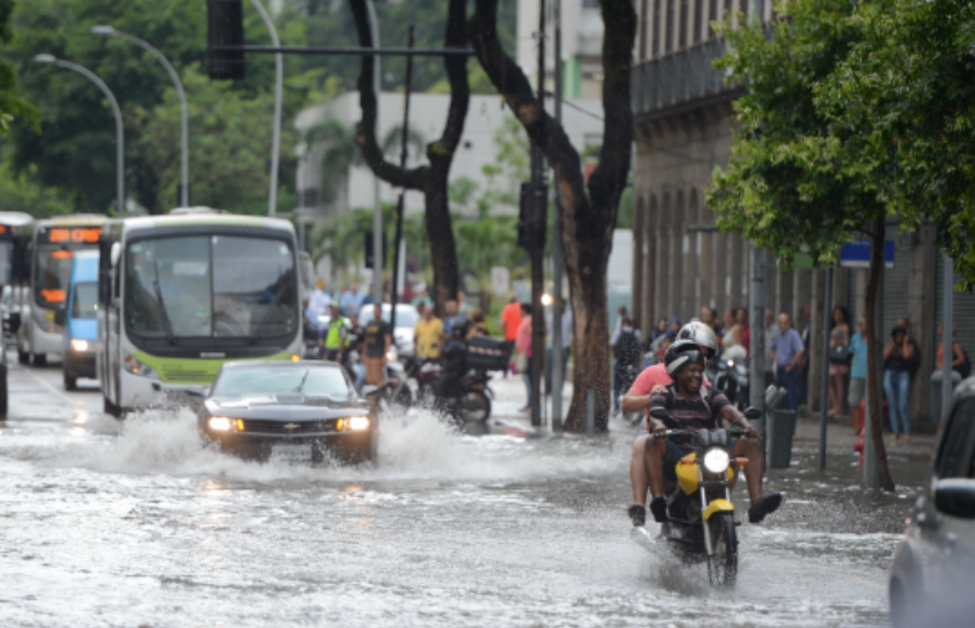 Temporal deixa ruas alagadas em diversas regiões do Estado do Rio